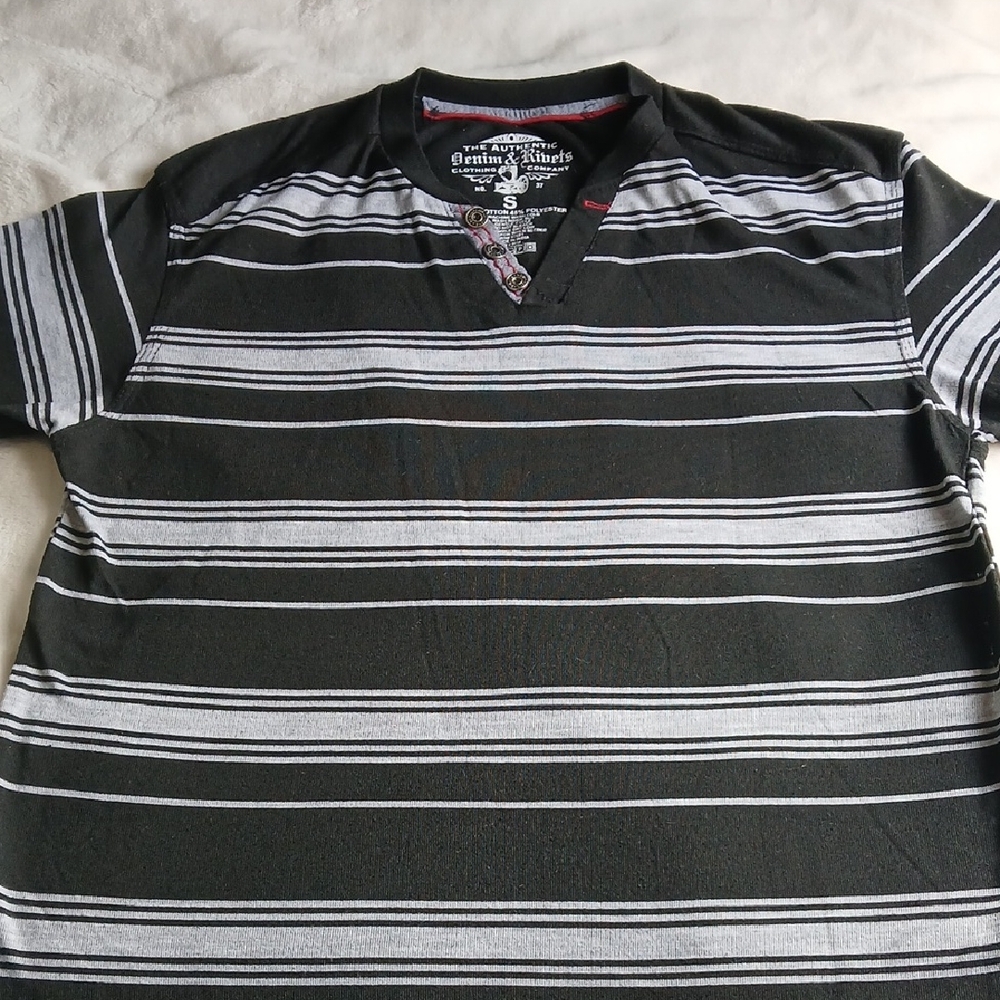 Striped V-Neck Short Sleeve Shirt in Black and Gray